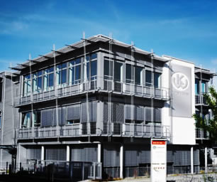firmengeschichte_2C Seit dem Jahre 2002 präsentiert sich das Unternehmen im neuen, modernen Firmen- und Produktionsgebäude in Krailling bei München